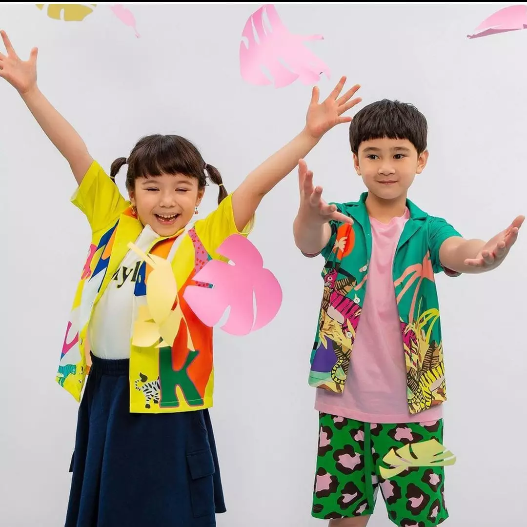 10 Gaya Rafathar dan Gampita pemotretan bareng, jadi model baju anak