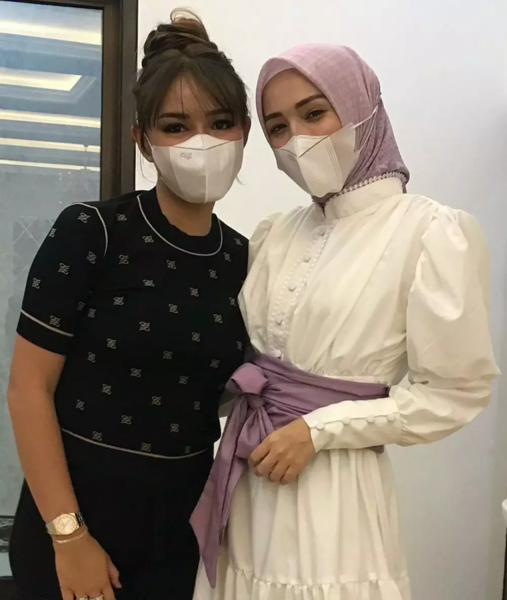 seleb yang foto bareng pemain Ikatan Cinta © 2021 brilio.net