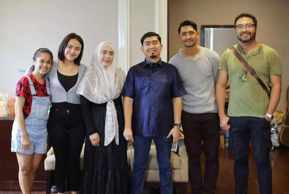 seleb yang foto bareng pemain Ikatan Cinta © 2021 brilio.net