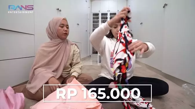 Nagita Slavina pakai baju harga Rp 100 ribuan © 2021 brilio.net