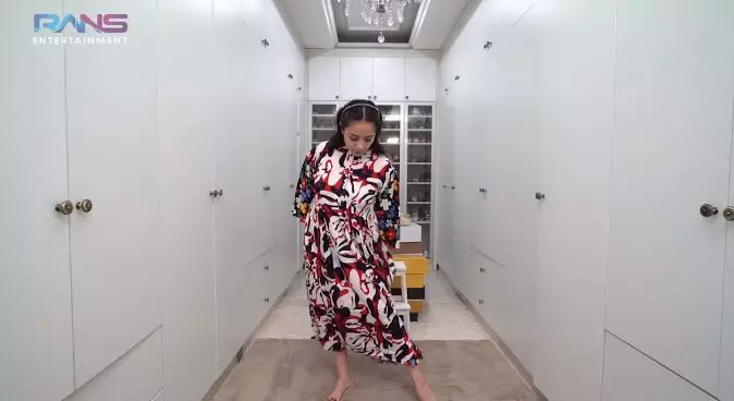 Nagita Slavina pakai baju harga Rp 100 ribuan © 2021 brilio.net