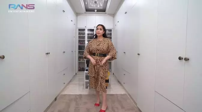 Nagita Slavina pakai baju harga Rp 100 ribuan © 2021 brilio.net