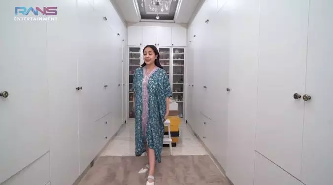 Nagita Slavina pakai baju harga Rp 100 ribuan © 2021 brilio.net