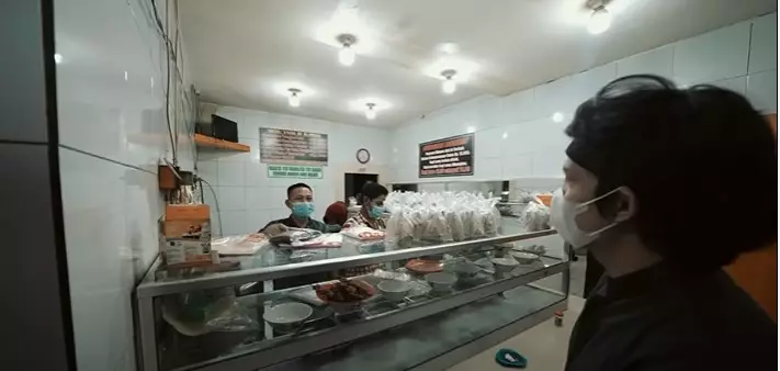 Momen Atta-Aurel berbagi © YouTube/Atta Halilintar