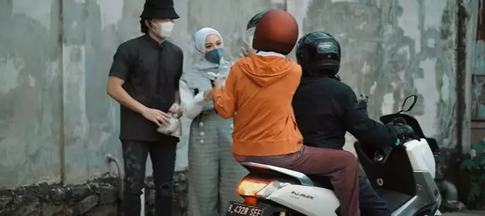 Momen Atta-Aurel berbagi © YouTube/Atta Halilintar