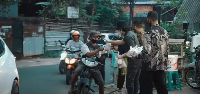 Momen Atta-Aurel berbagi © YouTube/Atta Halilintar