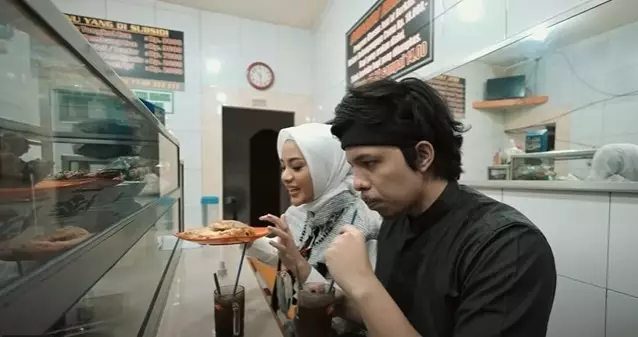 Momen Atta-Aurel berbagi © YouTube/Atta Halilintar