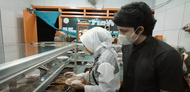 Momen Atta-Aurel berbagi © YouTube/Atta Halilintar