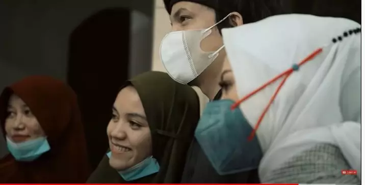 Momen Atta-Aurel berbagi © YouTube/Atta Halilintar