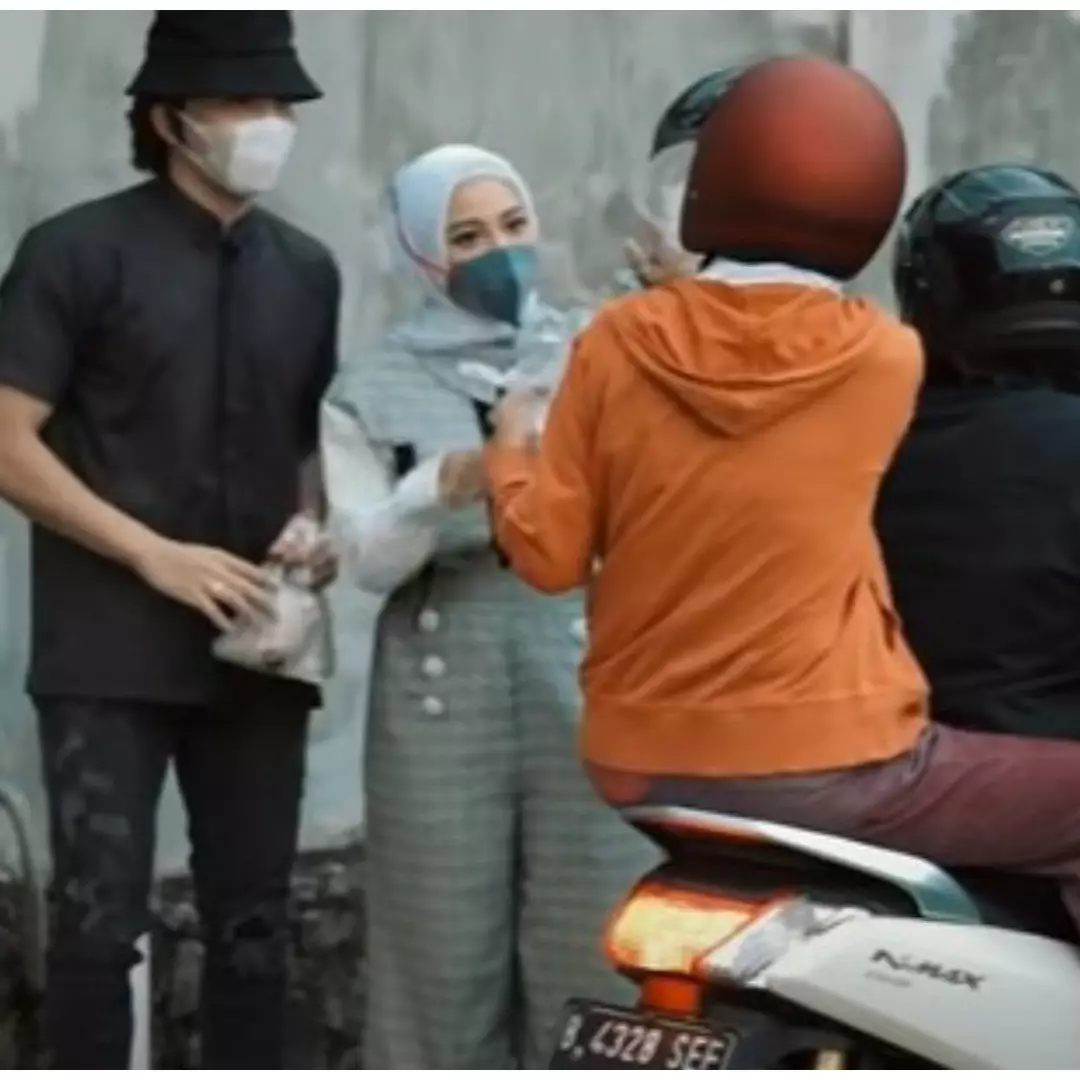10 Momen Atta &amp; Aurel berbagi di bulan puasa, borong makanan di warteg