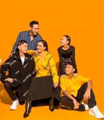 Gaya pemotretan terbaru keluarga Darius Sinathrya © Instagram/@riomotret Gaya pemotretan terbaru keluarga Darius Sinathrya © Instagram/@riomotret