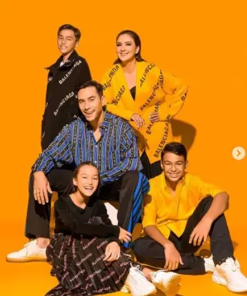 Gaya pemotretan terbaru keluarga Darius Sinathrya © Instagram/@riomotret Gaya pemotretan terbaru keluarga Darius Sinathrya © Instagram/@riomotret