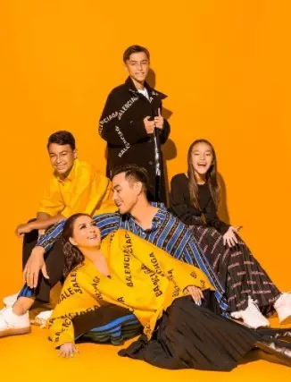 Gaya pemotretan terbaru keluarga Darius Sinathrya © Instagram/@riomotret Gaya pemotretan terbaru keluarga Darius Sinathrya © Instagram/@riomotret