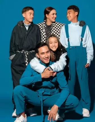 Gaya pemotretan terbaru keluarga Darius Sinathrya © Instagram/@riomotret Gaya pemotretan terbaru keluarga Darius Sinathrya © Instagram/@riomotret