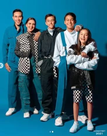 Gaya pemotretan terbaru keluarga Darius Sinathrya © Instagram/@riomotret Gaya pemotretan terbaru keluarga Darius Sinathrya © Instagram/@riomotret