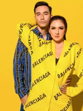 Gaya pemotretan terbaru keluarga Darius Sinathrya © Instagram/@riomotret Gaya pemotretan terbaru keluarga Darius Sinathrya © Instagram/@riomotret