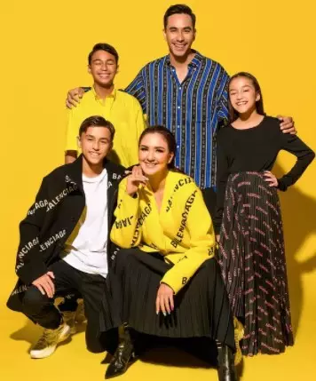 Gaya pemotretan terbaru keluarga Darius Sinathrya © Instagram/@riomotret Gaya pemotretan terbaru keluarga Darius Sinathrya © Instagram/@riomotret