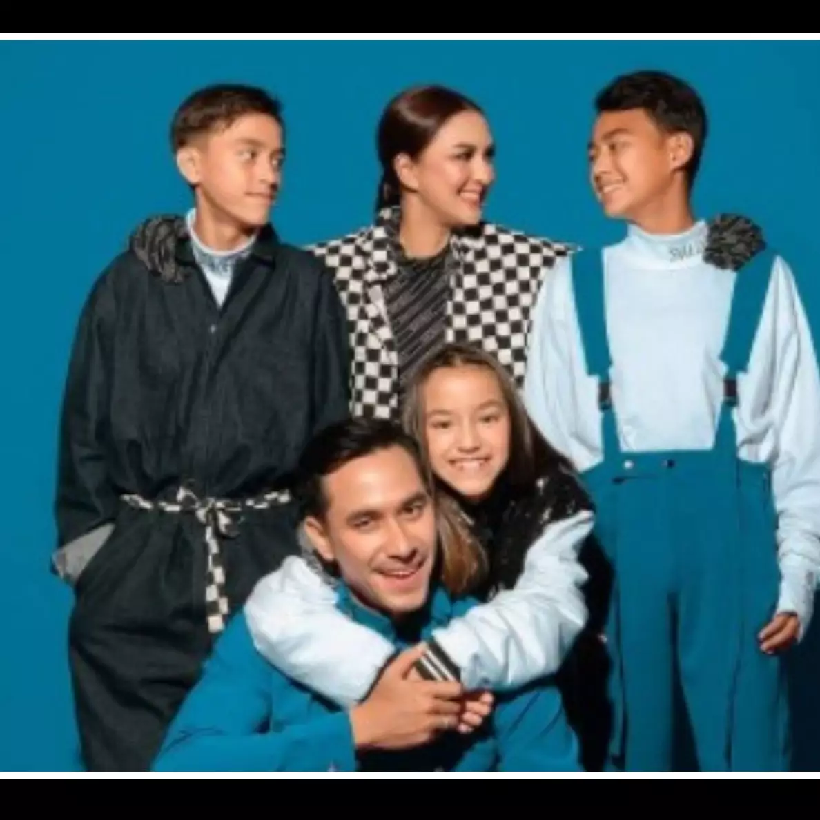 10 Gaya pemotretan terbaru keluarga Darius Sinathrya, penuh warna