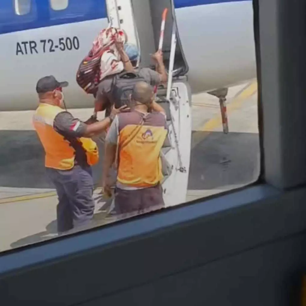 Viral anak gendong ibunya di bandara hingga naik pesawat, bikin haru