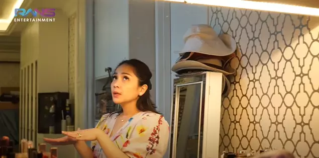 Nagita Slavina beres-beres lipstik © 2021 brilio.net