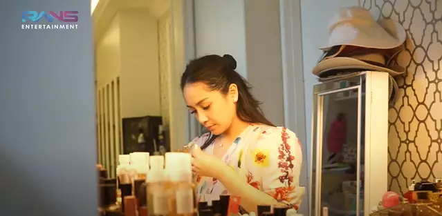 Nagita Slavina beres-beres lipstik © 2021 brilio.net