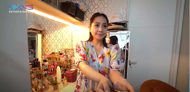 Nagita Slavina beres-beres lipstik © 2021 brilio.net