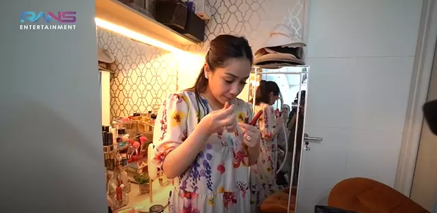 Nagita Slavina beres-beres lipstik © 2021 brilio.net