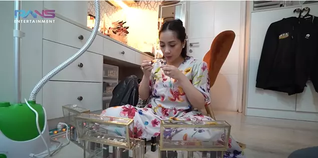 Nagita Slavina beres-beres lipstik © 2021 brilio.net