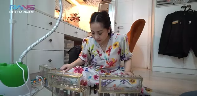 Nagita Slavina beres-beres lipstik © 2021 brilio.net