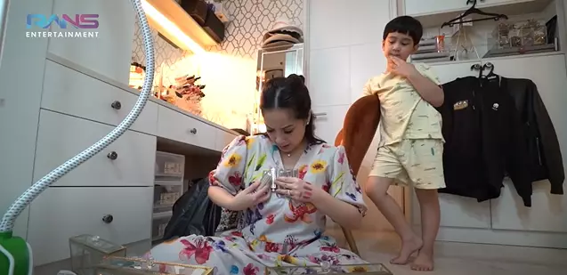 Nagita Slavina beres-beres lipstik © 2021 brilio.net