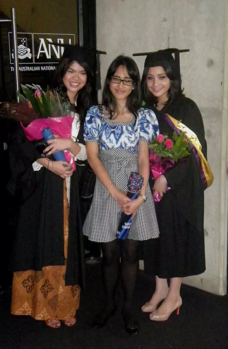 potret lawas penyanyi saat wisuda © berbagai sumber