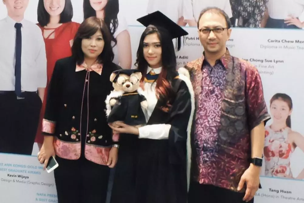 potret lawas penyanyi saat wisuda © berbagai sumber