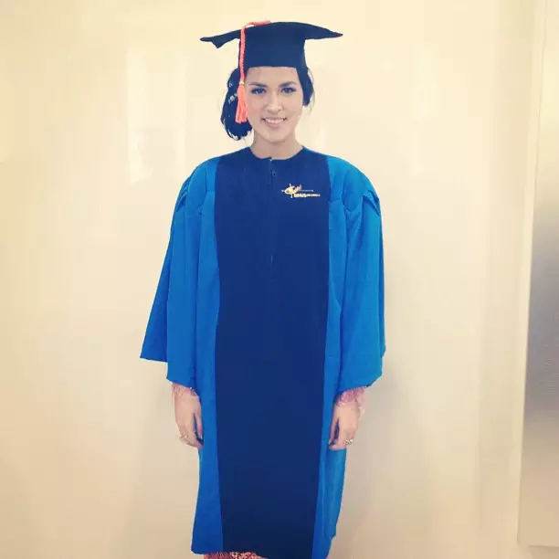 potret lawas penyanyi saat wisuda © berbagai sumber