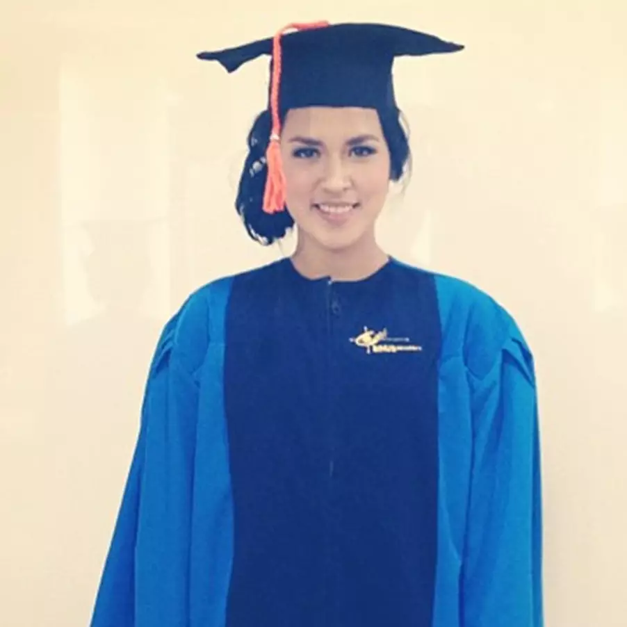 10 Potret lawas penyanyi cantik saat wisuda, pesonanya terpancar