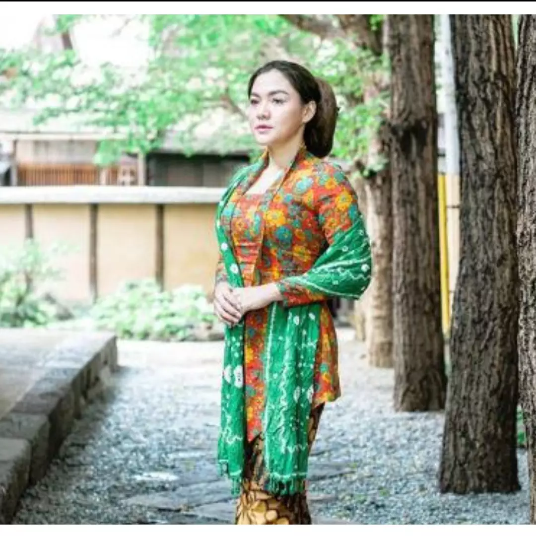 7 Potret Vicky Shu gendong anak pakai jarik, jadi sorotan