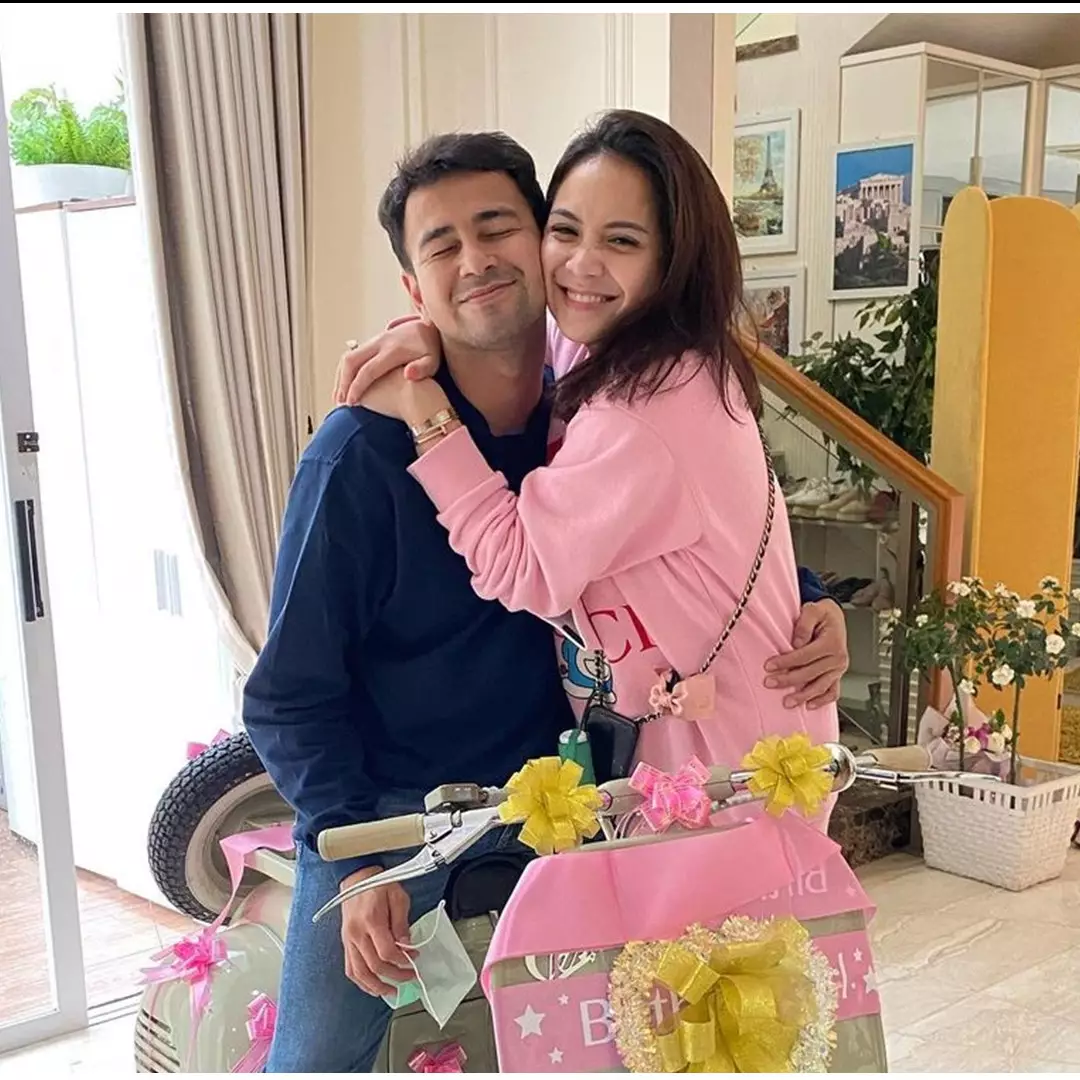 8 Pesinetron ini dilamar saat ulang tahun, spesial dan romantis