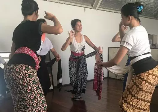 Potret Prisia Nasution peragakan tari tradisional © Instagram/@prisia Potret Prisia Nasution peragakan tari tradisional © Instagram/@prisia