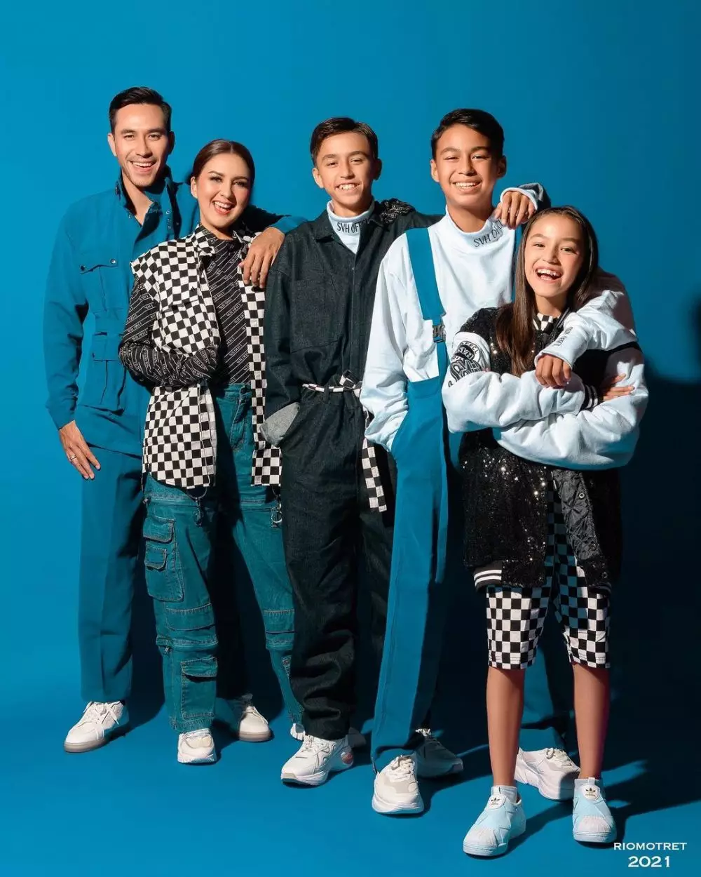 Gaya pemotretan keluarga presenter © Instagram Gaya pemotretan keluarga presenter © Instagram