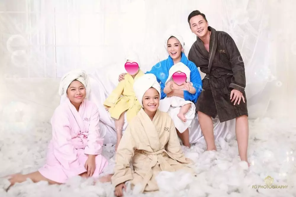 Gaya pemotretan keluarga presenter © Instagram Gaya pemotretan keluarga presenter © Instagram