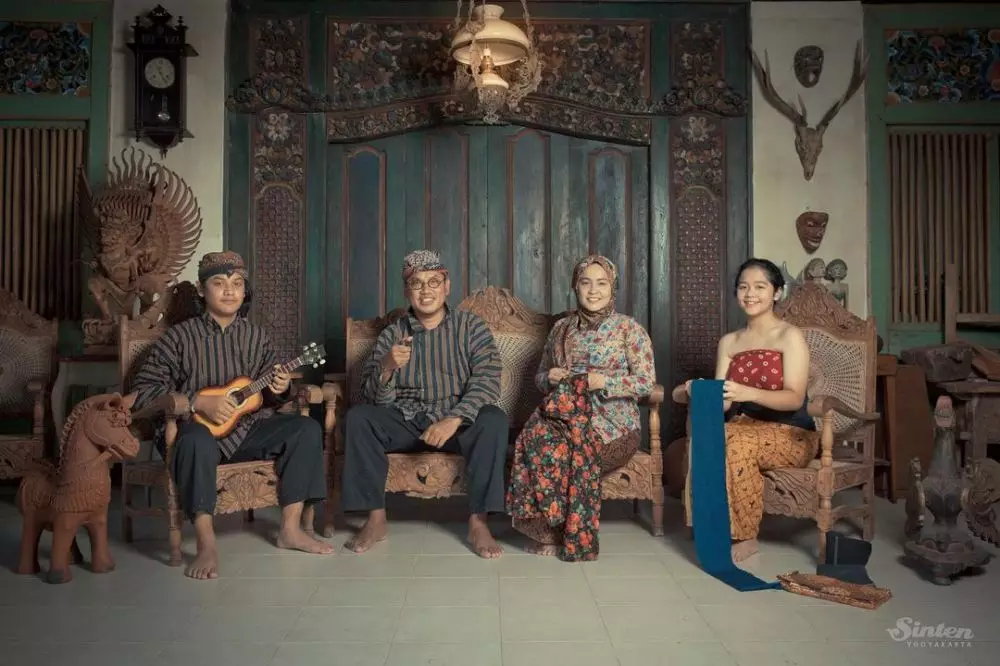 Gaya pemotretan keluarga presenter © Instagram Gaya pemotretan keluarga presenter © Instagram