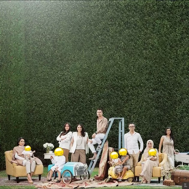 Gaya pemotretan keluarga presenter © Instagram Gaya pemotretan keluarga presenter © Instagram