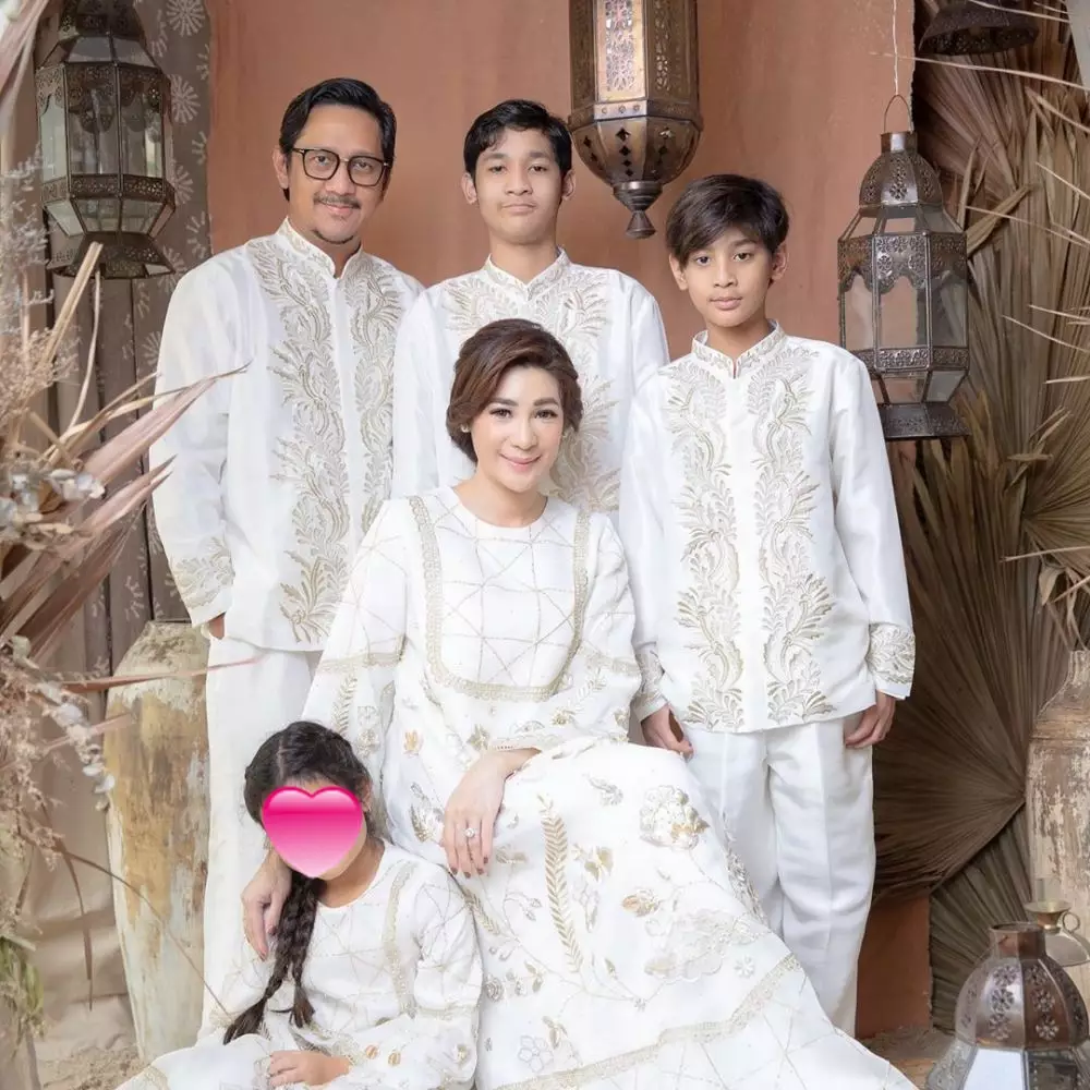 Gaya pemotretan keluarga presenter © Instagram Gaya pemotretan keluarga presenter © Instagram