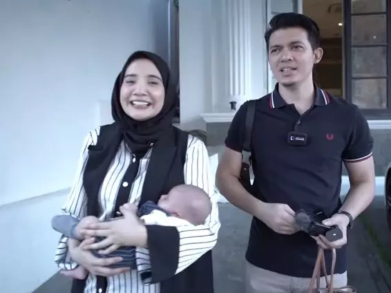 Momen Irwan & Zaskia ngabuburit perdana © YouTube/The Sungkars Family 