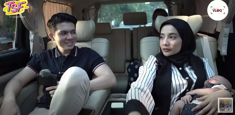 Momen Irwan & Zaskia ngabuburit perdana © YouTube/The Sungkars Family 
