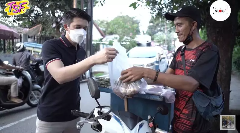 Momen Irwan & Zaskia ngabuburit perdana © YouTube/The Sungkars Family 