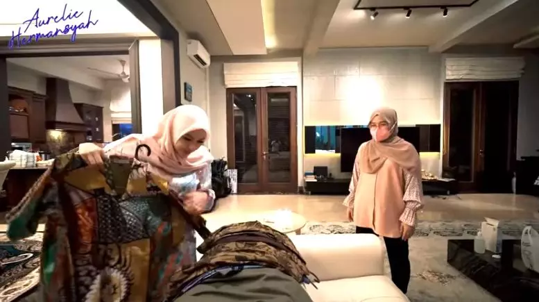 Momen Aurel Hermansyah siapin kebutuhan Atta © YouTube/Aurelie Hermansyah