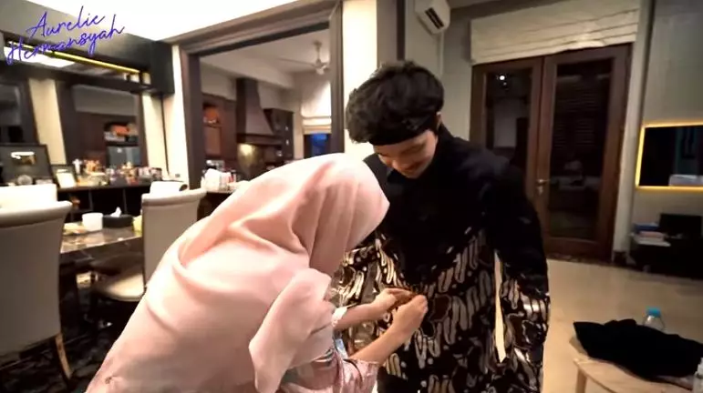 Momen Aurel Hermansyah siapin kebutuhan Atta © YouTube/Aurelie Hermansyah