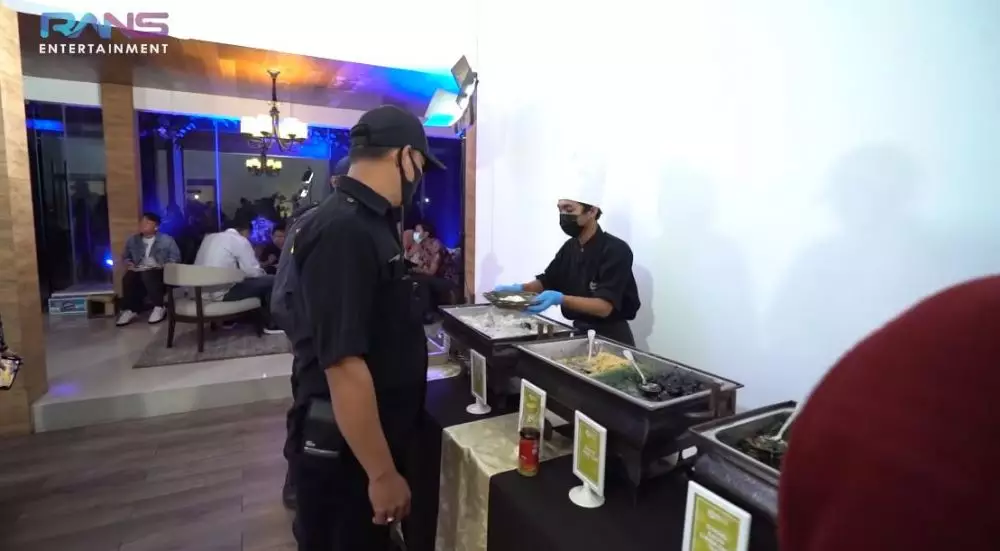 Nagita buka puasa dengan pekerja bangunan © YouTube