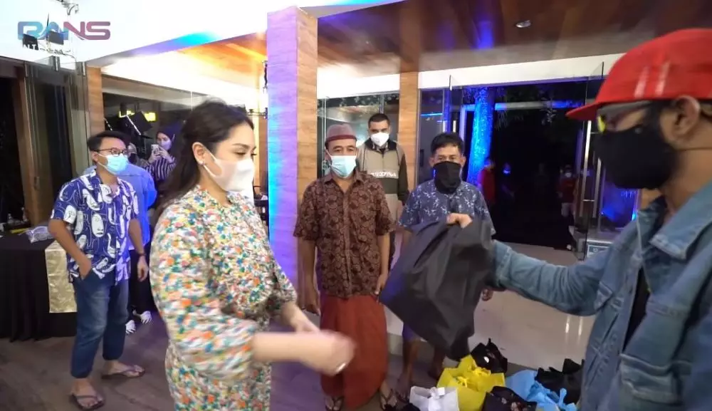 Nagita buka puasa dengan pekerja bangunan © YouTube Nagita buka puasa dengan pekerja bangunan © YouTube