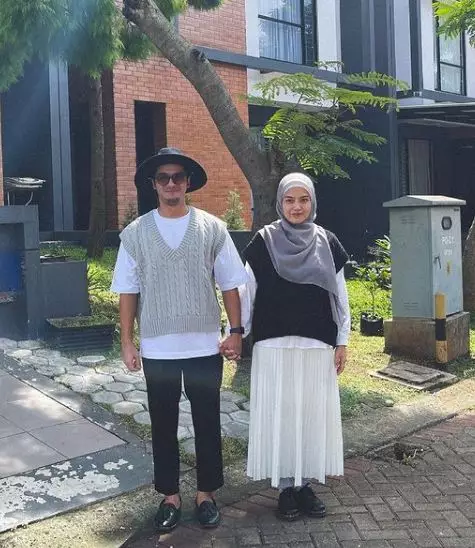 Gaya fashion Ricky Harun dan sang istri © Instagram/@rickyharun Gaya fashion Ricky Harun dan sang istri © Instagram/@rickyharun